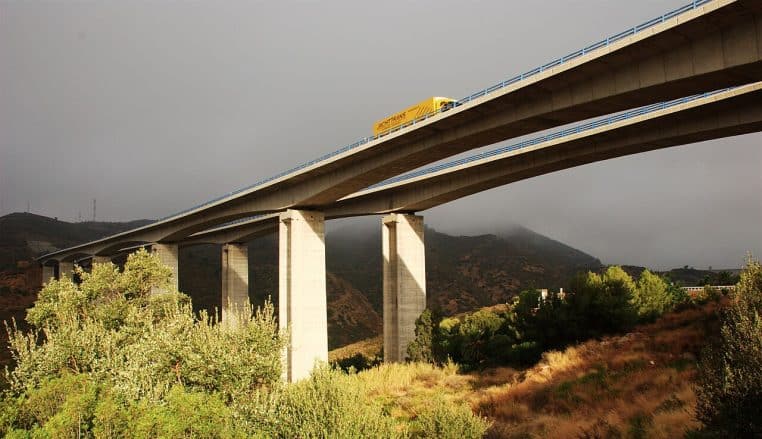 Viaduc de l’AP-7 sur le río Verde en Andalousie, vue large avec véhicules et paysage côtier.