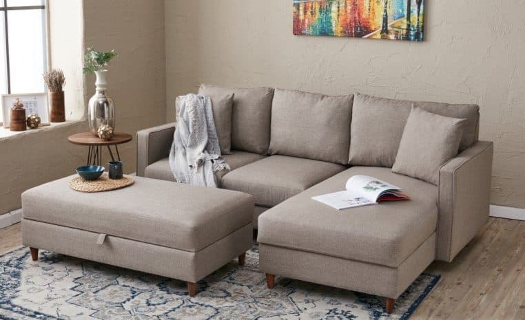 Un pouf coffre à la place de la table basse