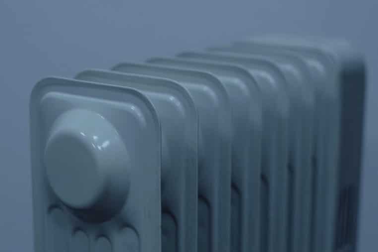Radiateur blanc vu de près dans un intérieur, représentant le chauffage domestique au cœur des dépenses énergétiques des foyers