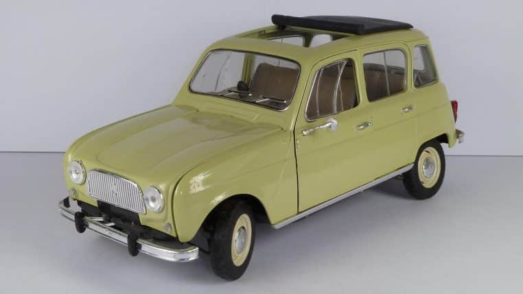Renault 4L beige photographiée de trois-quarts avant, modèle miniature très détaillé rappelant la petite citadine des années 1960 à 1990.