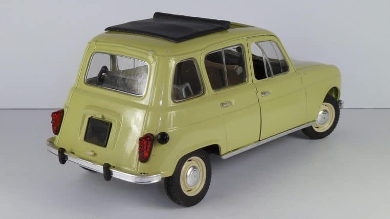 Modèle réduit de Renault 4L beige vu de l’arrière, avec toit ouvrant noir, illustrant les lignes simples de la citadine française.