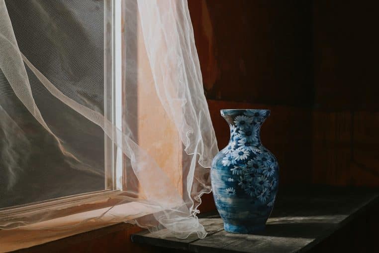 Vase en céramique mate posé sur une étagère en bois, composition minimaliste idéale pour un salon moderne aux teintes naturelles