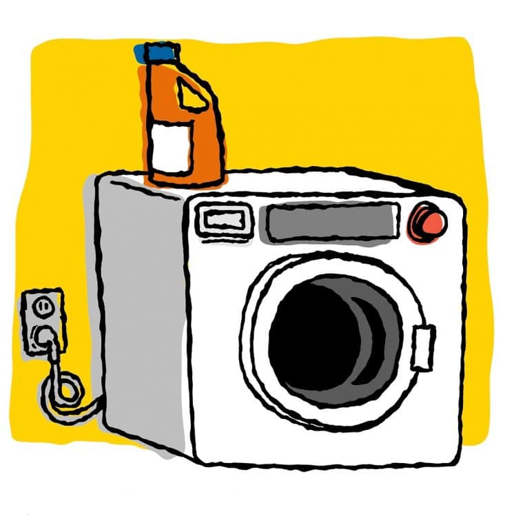 Flacons de produits de lessive et assouplissant posés près d’un tambour de machine à laver, rappelant les différentes options pour parfumer et entretenir le linge.