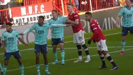Wesley Fofana (Leicester) défend sur corner face à Manchester United à Old Trafford, joueurs regroupés dans la surface.