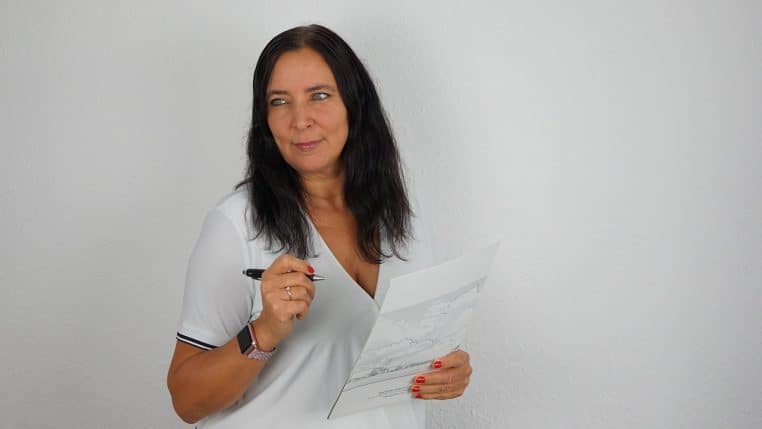 Vue d’un bureau d’administration ancien avec plusieurs agents travaillant à des tables encombrées de papiers et registres