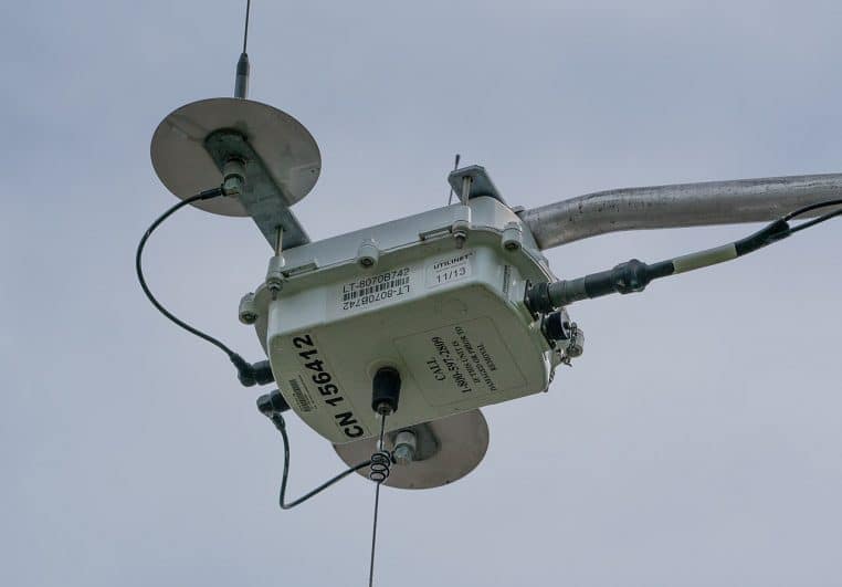 Compteur intelligent fixé sur une façade extérieure aux États-Unis, photographié de près, avec cadran numérique bien visible.