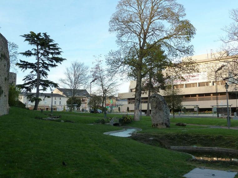 Vue sur l’hôtel de ville de Cholet et son jardin, bâtiment municipal avec parvis, photographie en plein jour