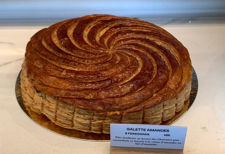 Galette des rois en vitrine de la Pâtisserie Cyril Lignac à Chaillot, gros plan sur la dorure