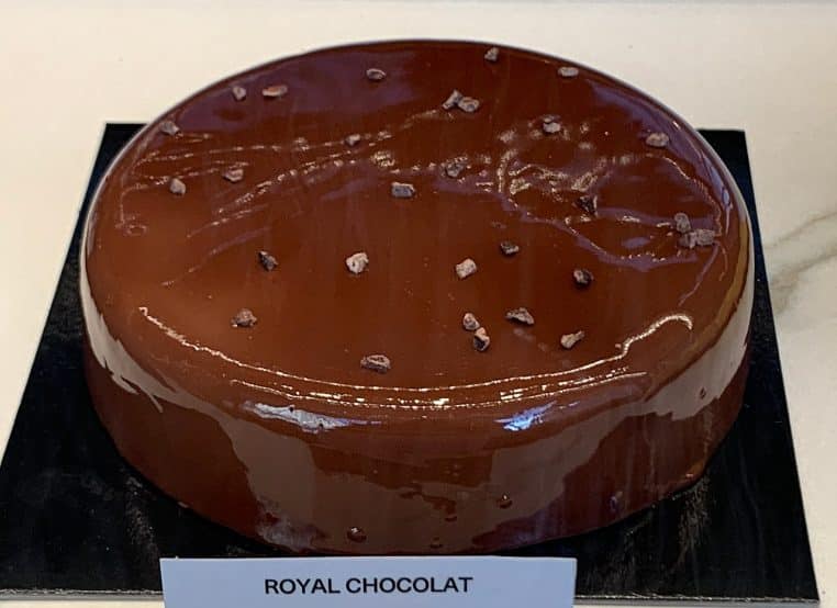 Gâteau au chocolat présenté à la Pâtisserie Cyril Lignac à Chaillot, texture fondante et glaçage brillant