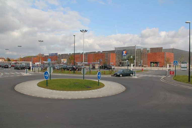 Entrée de l’hypermarché E.Leclerc de Villeparisis avec logo bleu, façade vitrée et allée d’accès.