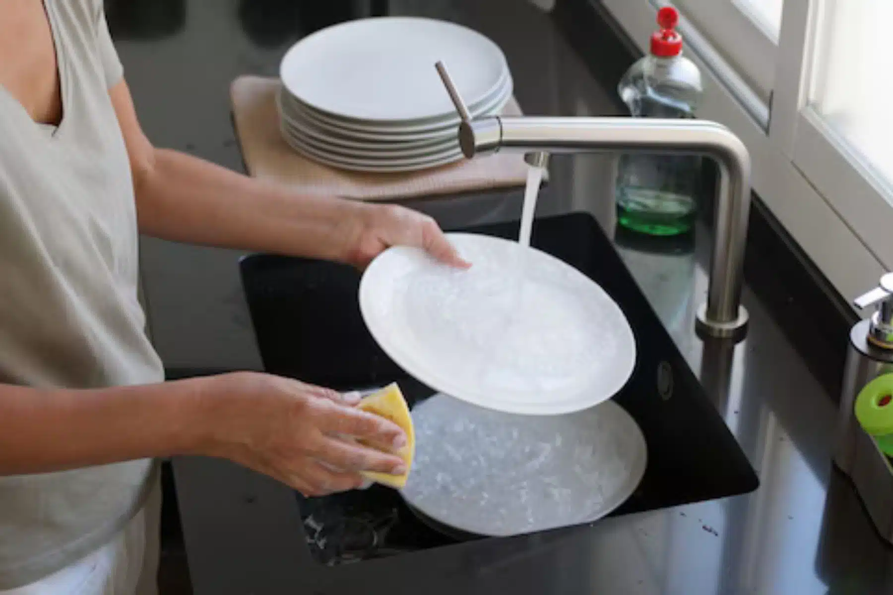 Vaiselle à la main 1