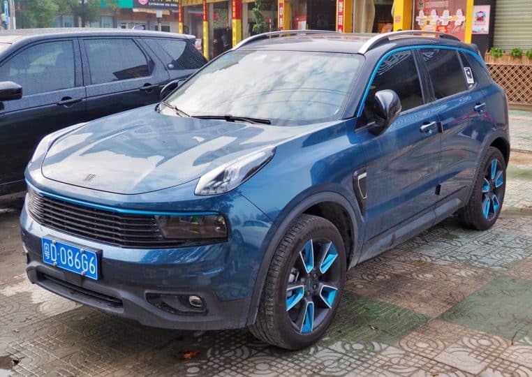 SUV Lynk & Co 01 photographié de face, modèle de la marque sino-suédoise destinée au marché européen