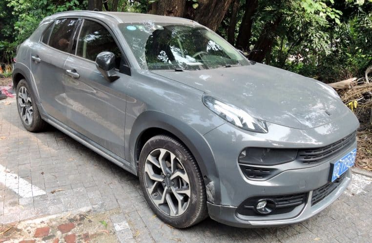 Lynk & Co 02 de face, SUV 100 % électrique, silhouette compacte et design contrasté sur la route en Chine