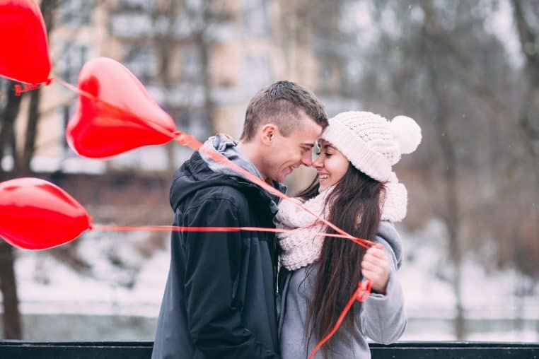 christmas wallpaper, man, woman, balloons, couple, happy, love, nature, date, cold, winter, weather, snow, heart, red, people