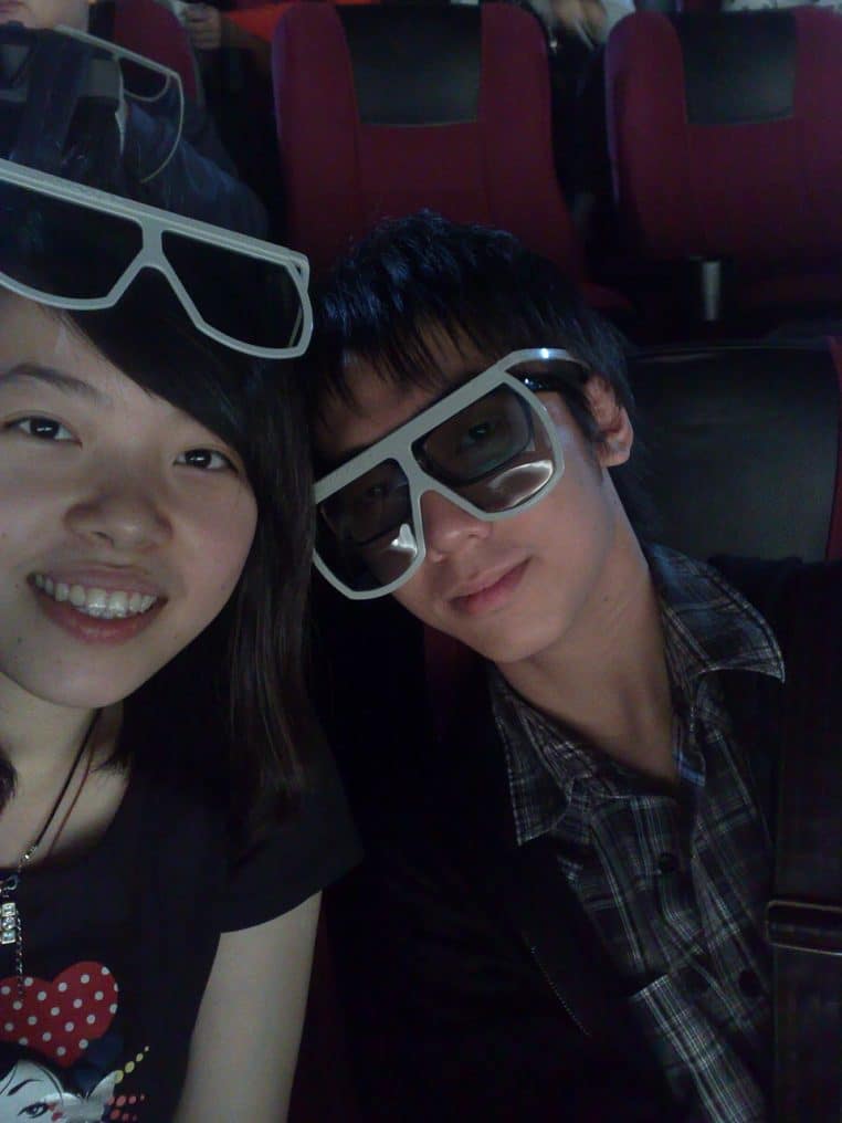 Lunettes 3D posées sur une surface claire, accessoire de cinéma pour projections en relief, gros plan net et lumineux