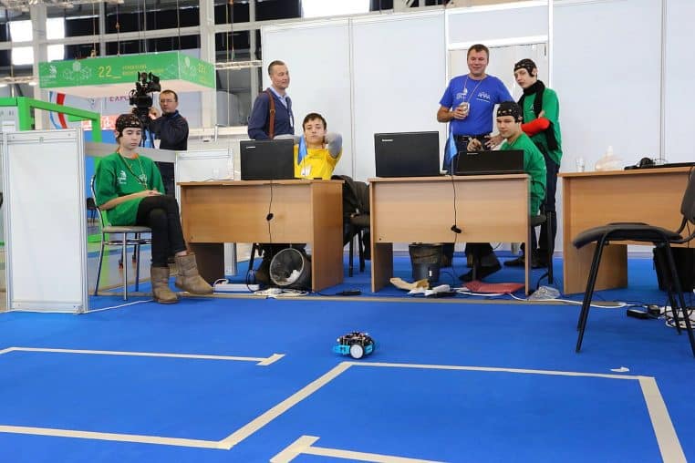 Un chercheur présente une démonstration publique d’interface cerveau-machine avec ordinateur portable lors d’une conférence technologique.