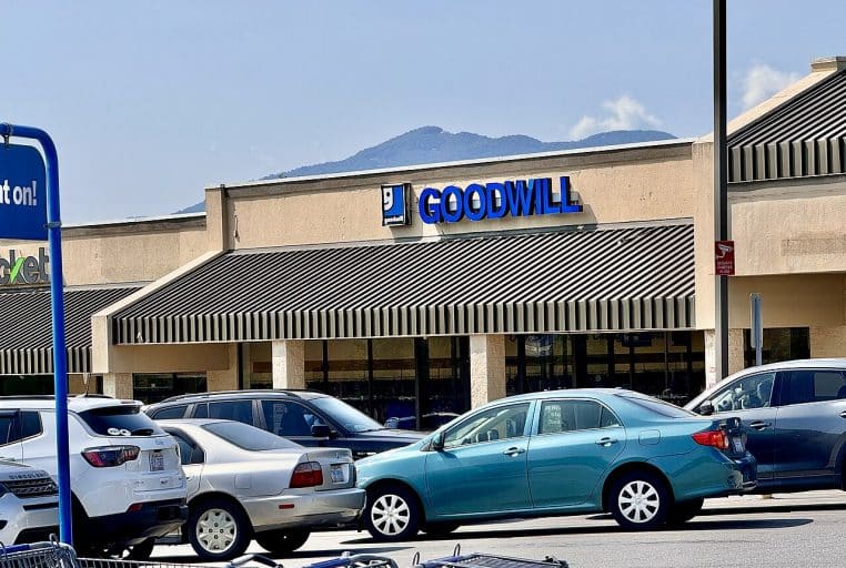 Façade d’un magasin Goodwill avec parking au premier plan, typique des achats solidaires aux États-Unis.