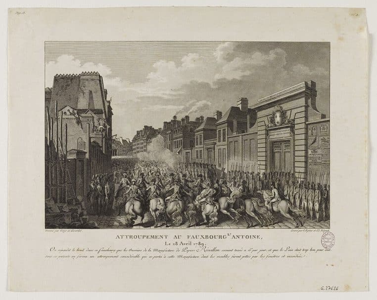 Grande foule serrée dans une rue du faubourg Saint-Antoine, soldats en armes encadrant les manifestants devant les maisons.