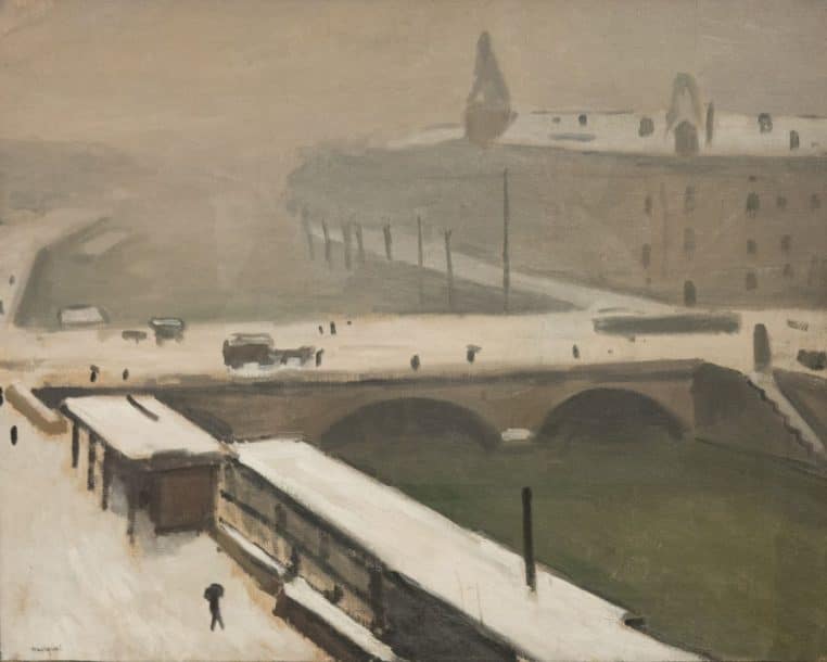 Vue en hauteur d’un quai de Seine enneigé, silhouettes sombres dispersées, pont et grands bâtiments noyés dans une brume hivernale.