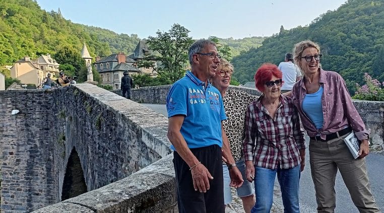 Jean Dujardin en rencontre publique à Pauillac en juillet 2019, photo horizontale, sourire et micro en main.