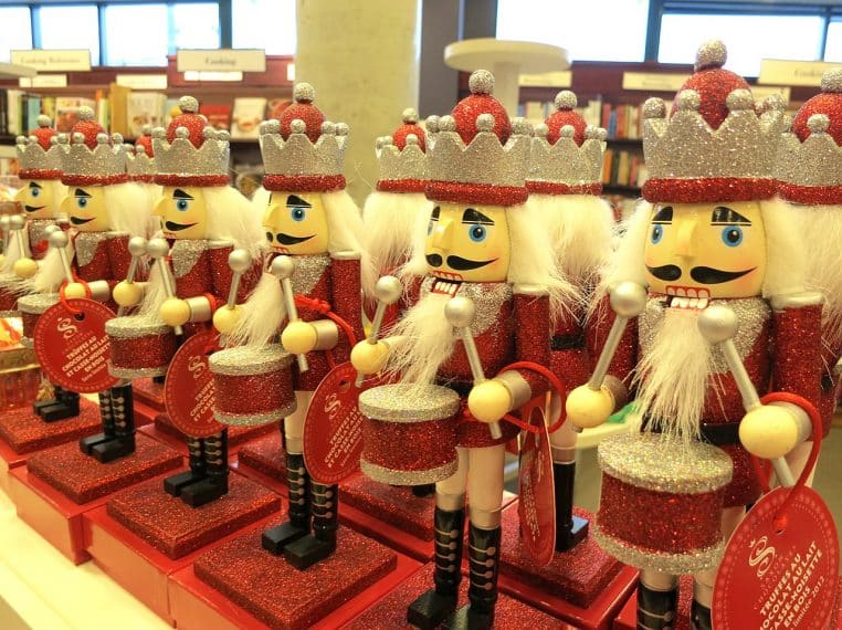 Rangées de casse-noisettes colorés alignés sur une étagère, scène festive de Noël en intérieur.