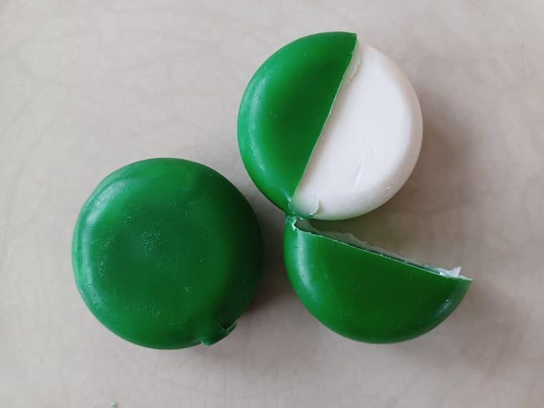 Emballage Mini Babybel sur fond clair, avec coque rouge et présentation produit, pris en photo en intérieur