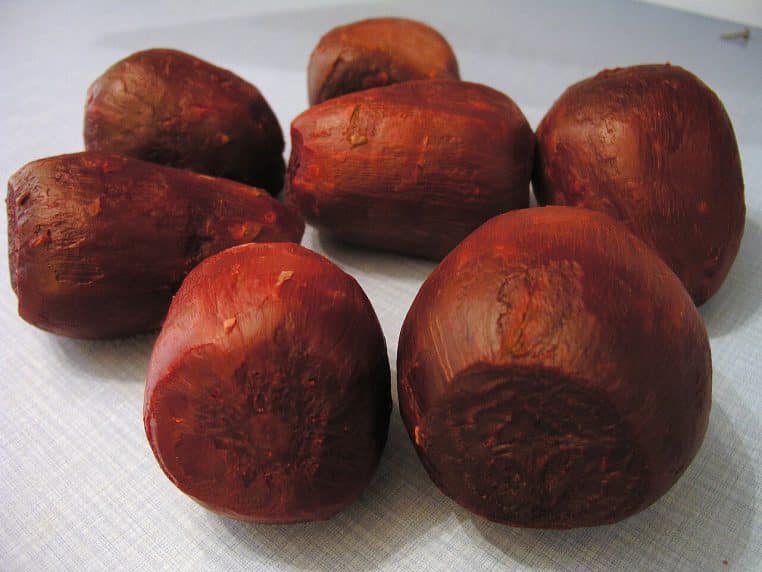 Assiette blanche remplie de betteraves rouges bouillies et pelées, détaillées en morceaux réguliers prêtes à être servies.