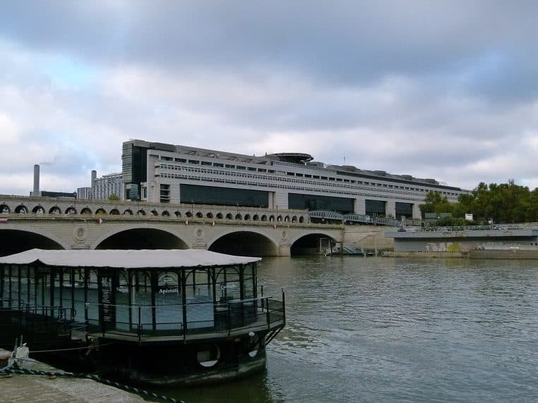 Façade du ministère de l’Économie et des Finances à Bercy, Paris, bâtiment massif au bord de la Seine.