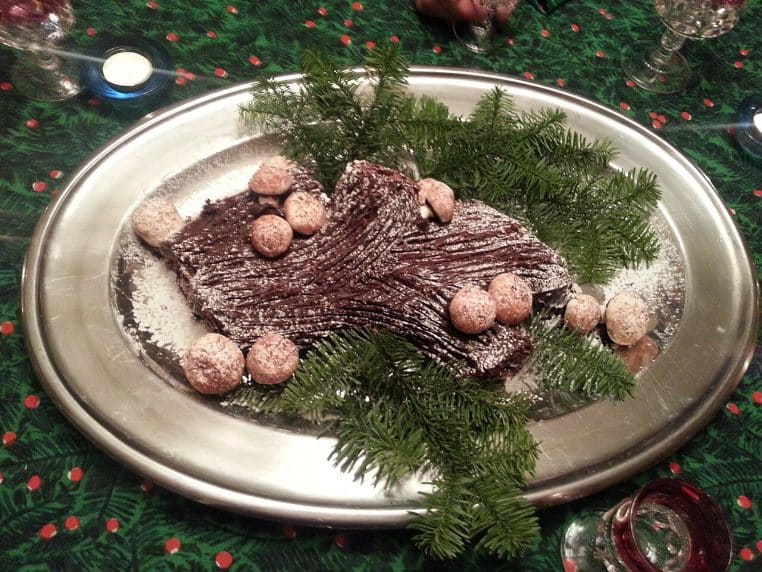 Bûche de Noël sur plat, dessert traditionnel des fêtes pour accompagner un réveillon 2025 sans excès.