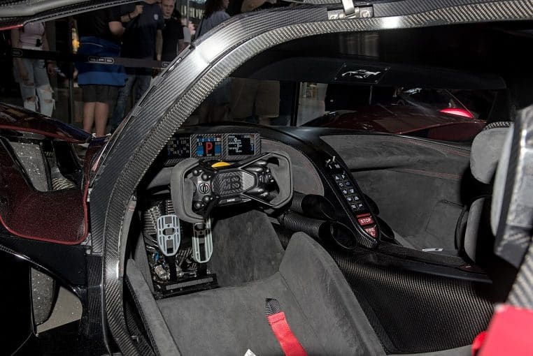 Bugatti Bolide exposée au MYLE Festival 2025, vue de trois-quarts avant, entourée de visiteurs dans un environnement d’événement automobile.