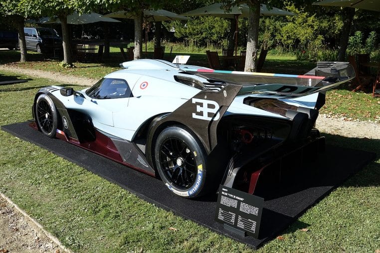 Bugatti Bolide noire et bleue vue de profil trois-quarts, exposée en plein air au Chantilly Arts & Elegance 2024 devant les spectateurs.