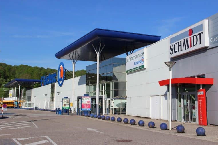 Façade d’un centre commercial E.Leclerc à Bar-le-Duc, parking et enseignes visibles en plein jour.
