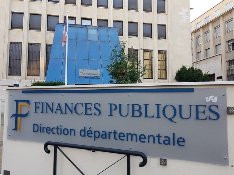 Façade d’un centre des finances publiques en France, avec l’enseigne impôts bien visible à l’entrée du bâtiment administratif.