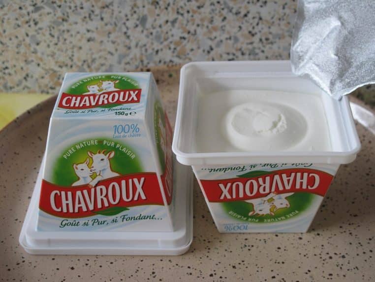 Boîte ouverte de fromage de chèvre frais Chavroux, montrant la texture lisse du fromage à tartiner dans son emballage.