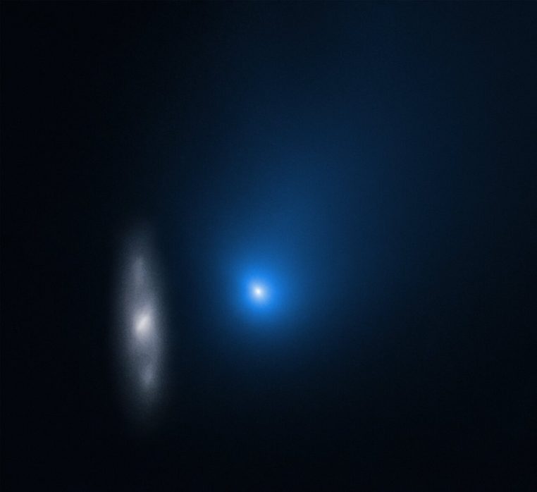 Comète interstellaire 2I/Borisov devant une galaxie spirale lointaine, image Hubble au fond étoilé