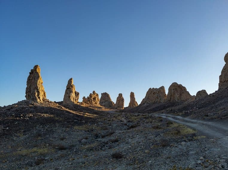 : Comète NEOWISE au-dessus des Trona Pinnacles, paysage désertique et ciel nocturne captés en longue pose
