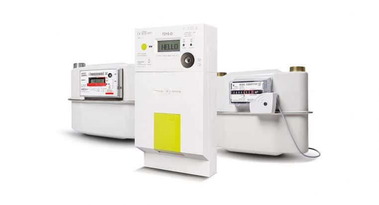 Rangée de compteurs intelligents Creos Smarty installés sur un panneau, illustrant un parc de compteurs communicants modernes.