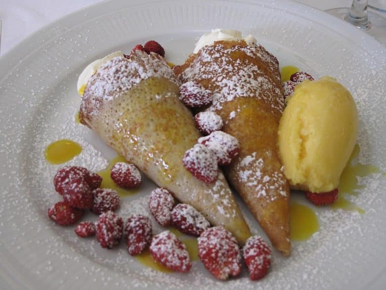 Assiette de crêpes à la vanille servies au Chardenoux de Cyril Lignac à Paris, glace et sauce