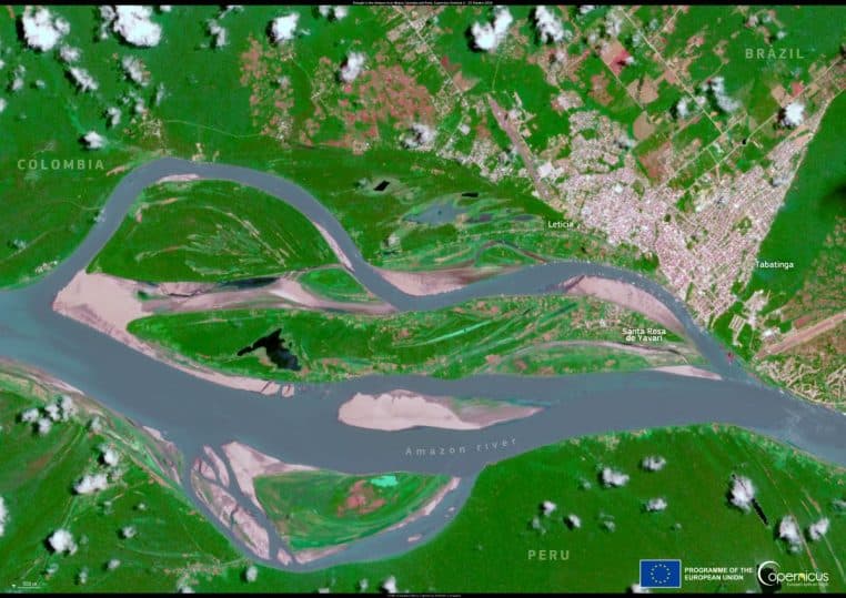 Image satellite du cours de l’Amazone montrant une eau très basse et des bancs de sédiments clairs, signes d’une sécheresse sévère.