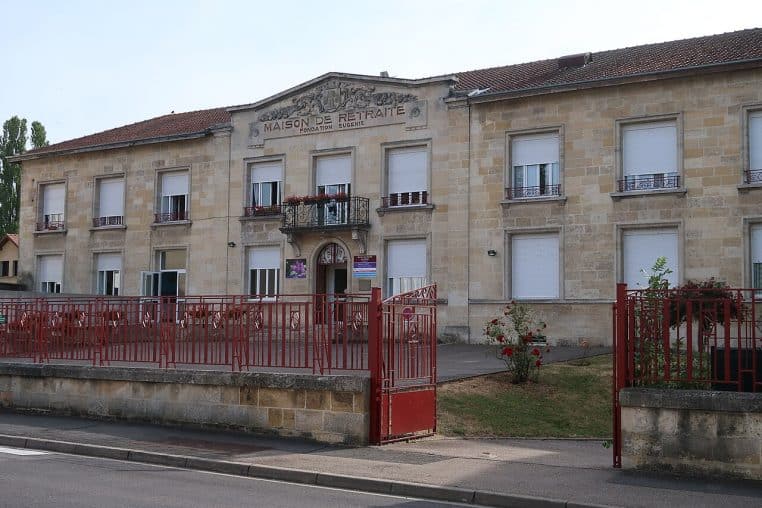 Façade d’une maison de retraite à Dun-sur-Meuse, bâtiment lié au quotidien des seniors et aux questions de logement.