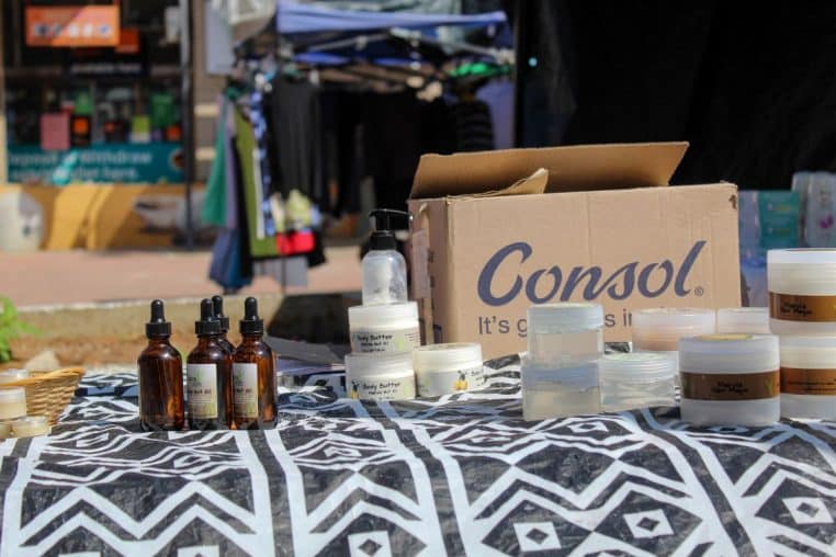 Flacons d’huiles naturelles et produits de soin de la peau alignés sur une table, prise de vue horizontale