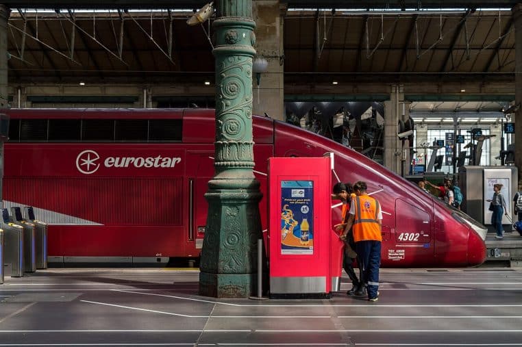 Train Eurostar en gare de Paris-Nord, personnel sur le quai, départs vers Londres en période de vacances.