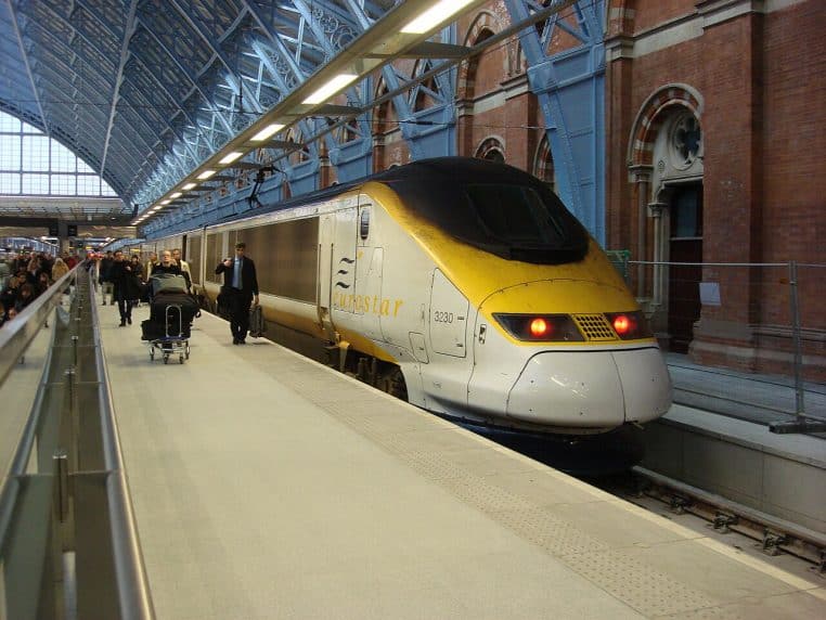 Eurostar à quai à St Pancras, voyageurs sur le quai et train prêt au départ vers Londres en hiver.