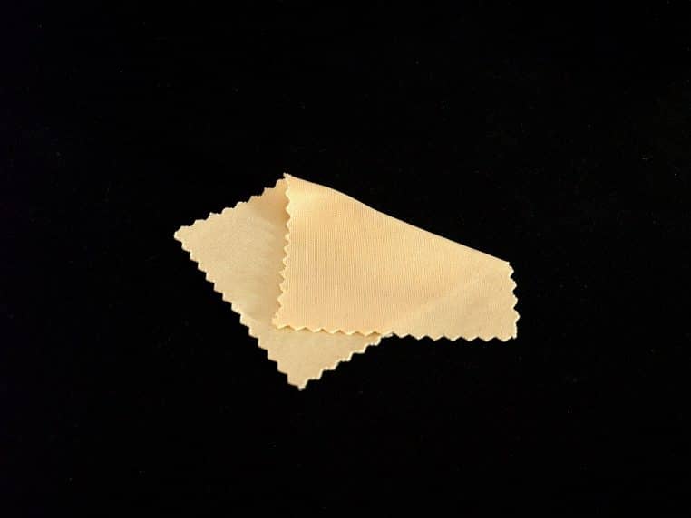 Chiffon de nettoyage pour lunettes sur fond sombre, utile pour le séchage final sans micro-rayures.