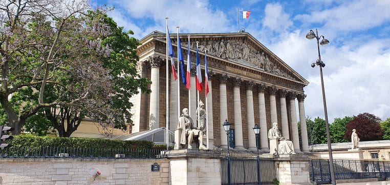 Colonnade de l’Assemblée nationale (Palais Bourbon) à Paris, façade emblématique lors des débats budgétaires.