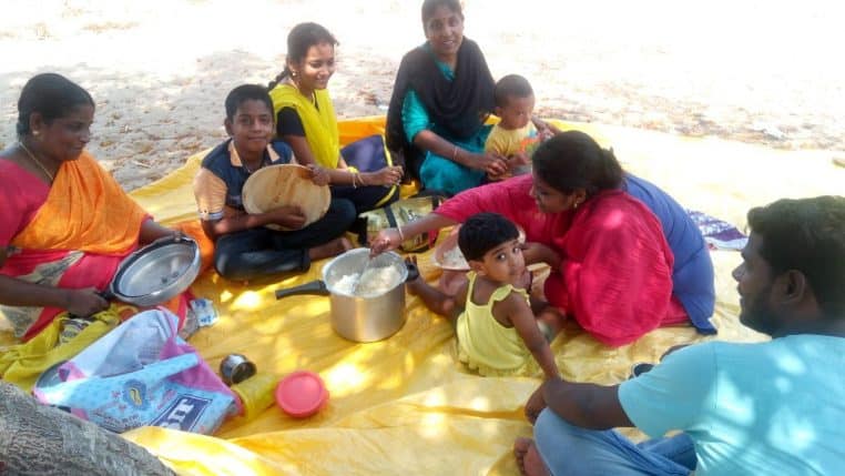 Famille réunie pour un pique-nique, ambiance conviviale, adultes et enfants partageant un moment serein.