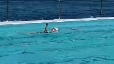 Femme Piscine Debat