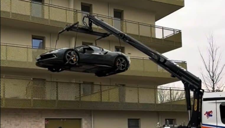 Ferrari garée sur un balcon