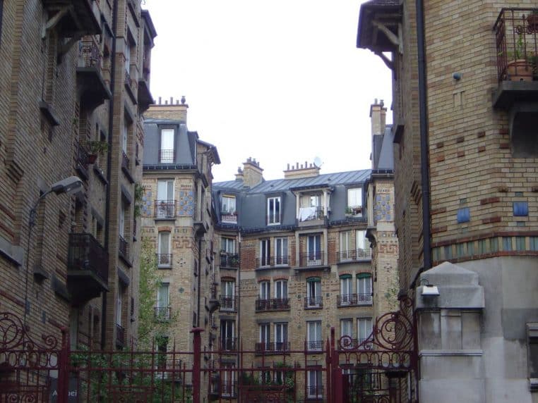 Façade d’immeuble HLM à Paris, vue en perspective sur des logements sociaux typiques du parc public français.