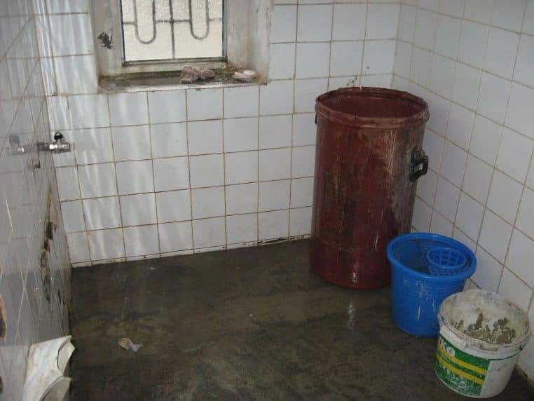 Point d’eau et savon dans une école, rappel concret des gestes d’hygiène pour limiter la transmission des infections digestives.